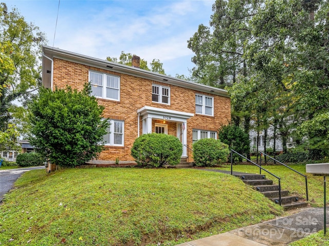 view of front of home featuring a front lawn