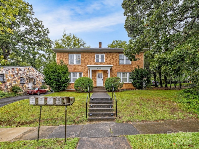 view of front of home featuring a front lawn