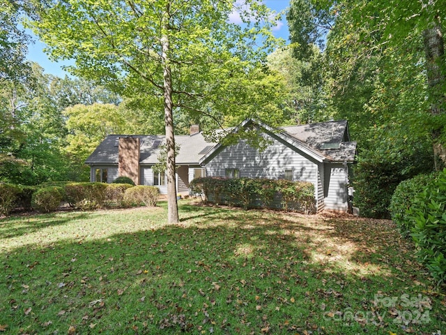 view of front of home featuring a front lawn