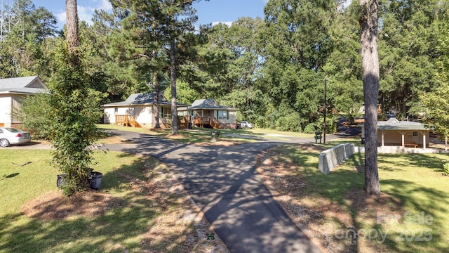 view of front of home featuring a front lawn