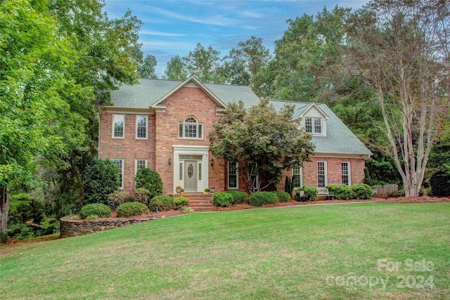 view of front of property featuring a front lawn