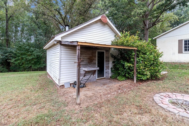 view of outdoor structure featuring a yard