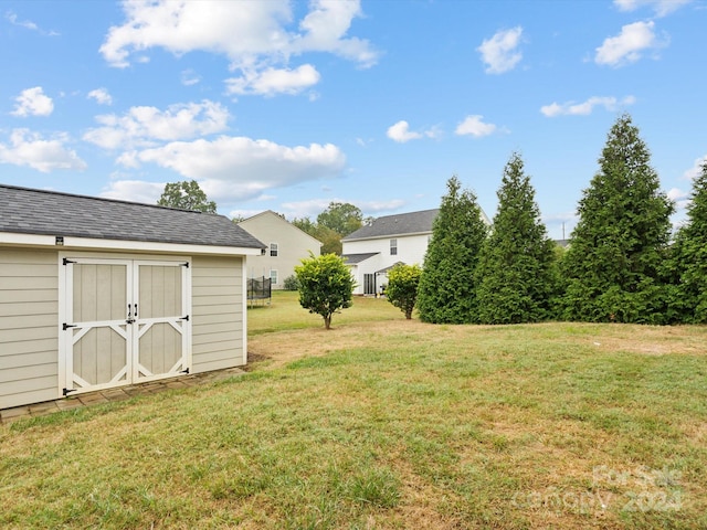 view of yard with a storage unit