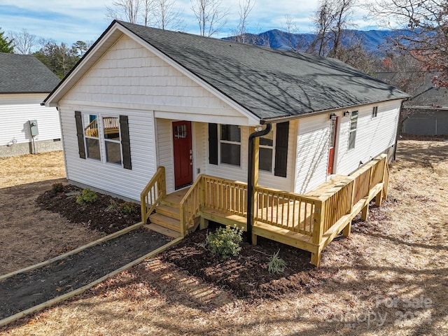 view of front of property featuring a mountain view