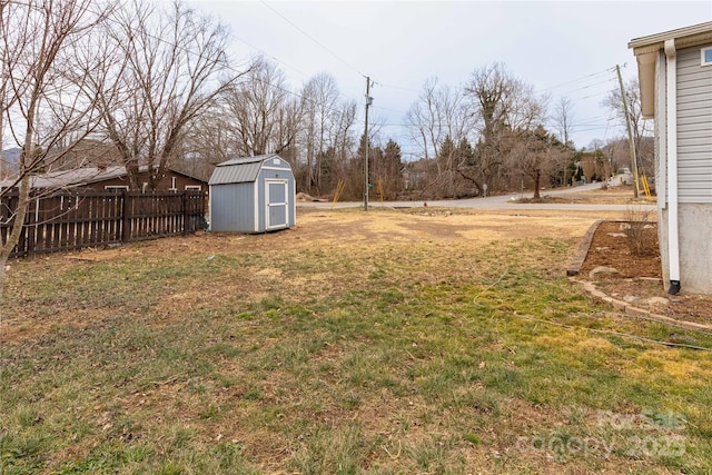 view of yard with a storage unit