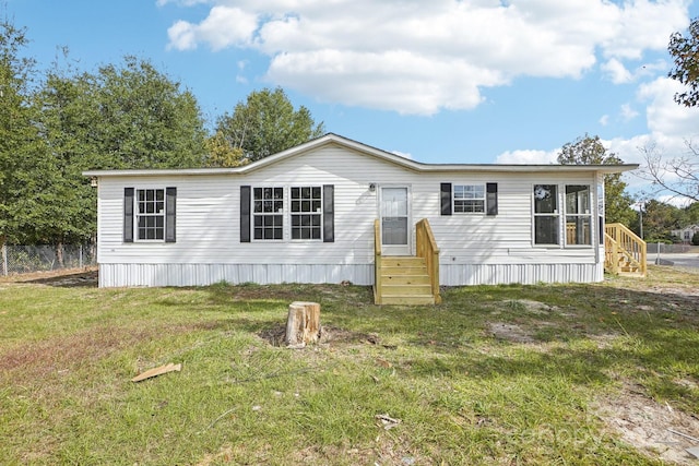 manufactured / mobile home with a front yard