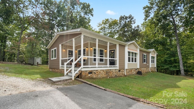 view of front facade featuring a porch and a front yard