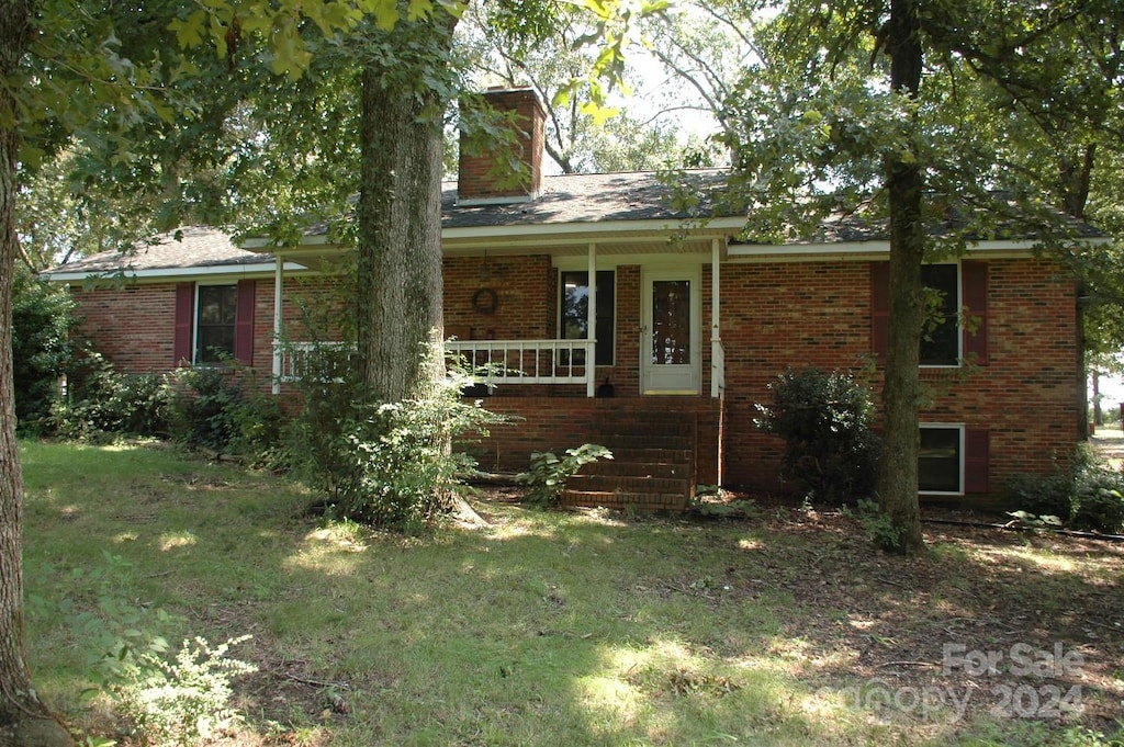 ranch-style home with a front yard