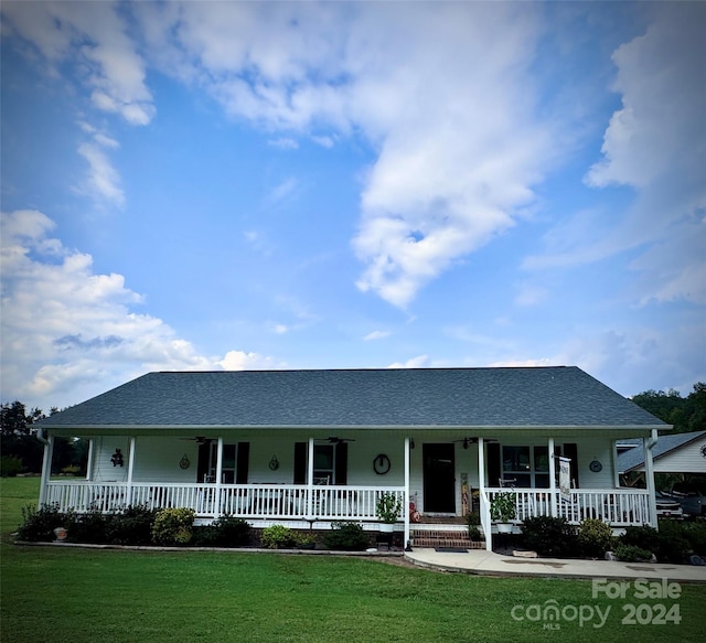 view of front facade featuring a front lawn and covered porch