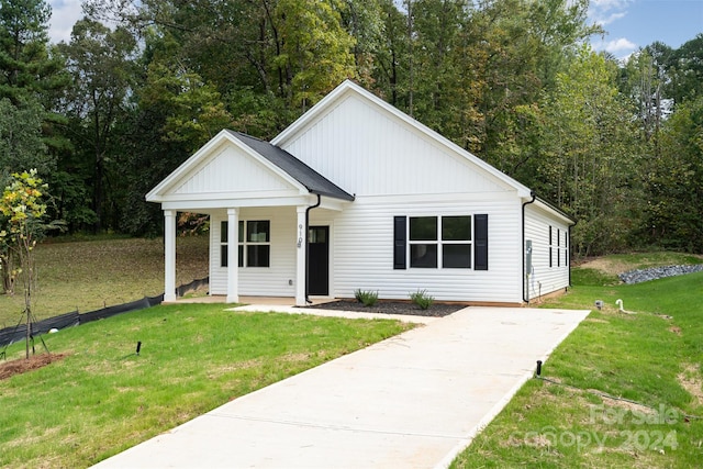 view of front facade with a front lawn and a porch