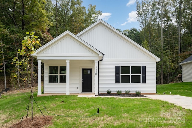 view of front facade with a porch and a front lawn