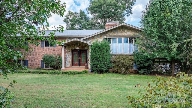 view of front of home with a front lawn