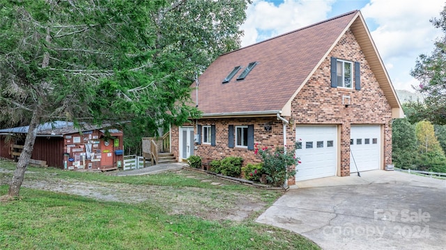 view of front facade featuring a garage and a front yard