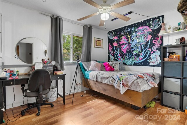 bedroom featuring light hardwood / wood-style floors and ceiling fan