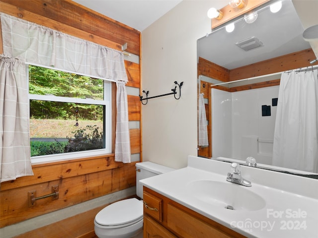 bathroom featuring a shower with curtain, vanity, and toilet