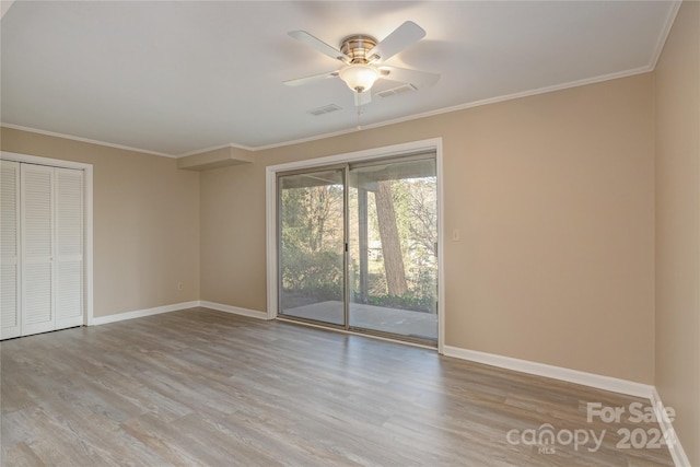 unfurnished bedroom with access to exterior, light wood-type flooring, ceiling fan, crown molding, and a closet