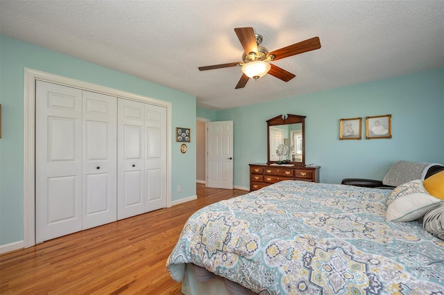 bedroom featuring a textured ceiling, light hardwood / wood-style floors, and ceiling fan