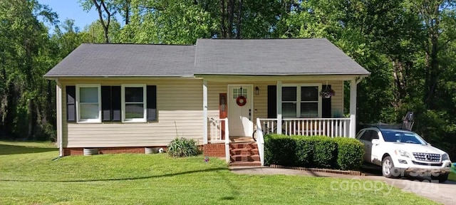 view of front of house with covered porch and a front lawn