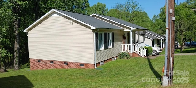 view of side of property featuring a lawn