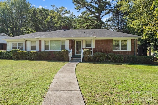 single story home featuring a front lawn