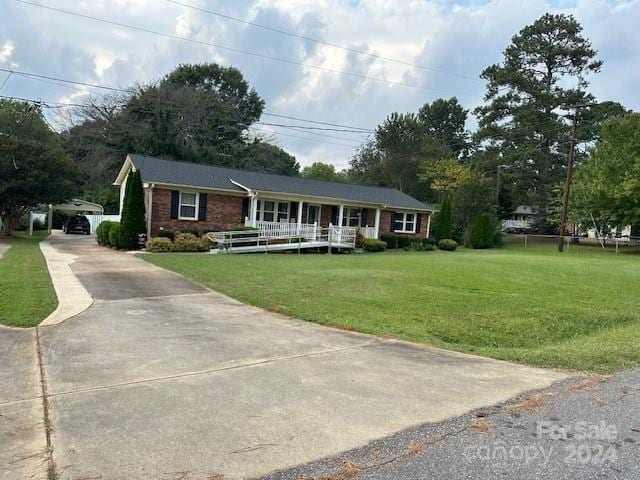 single story home with a front lawn