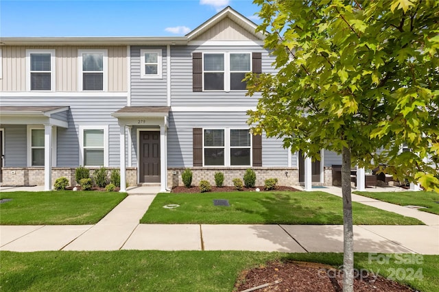 view of front of home featuring a front yard