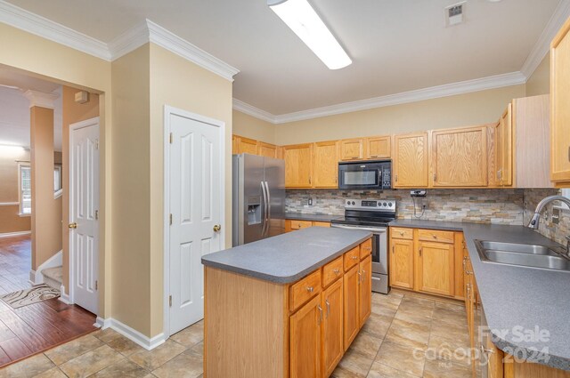 kitchen with sink, light hardwood / wood-style flooring, appliances with stainless steel finishes, a center island, and crown molding