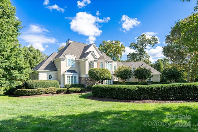 view of front of property featuring a front yard