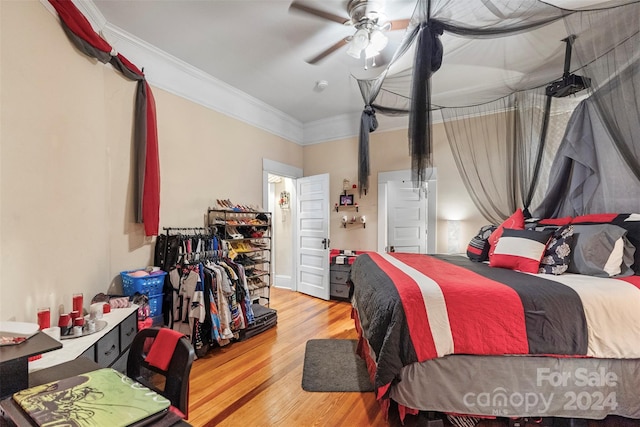 bedroom featuring light wood-type flooring, crown molding, and ceiling fan