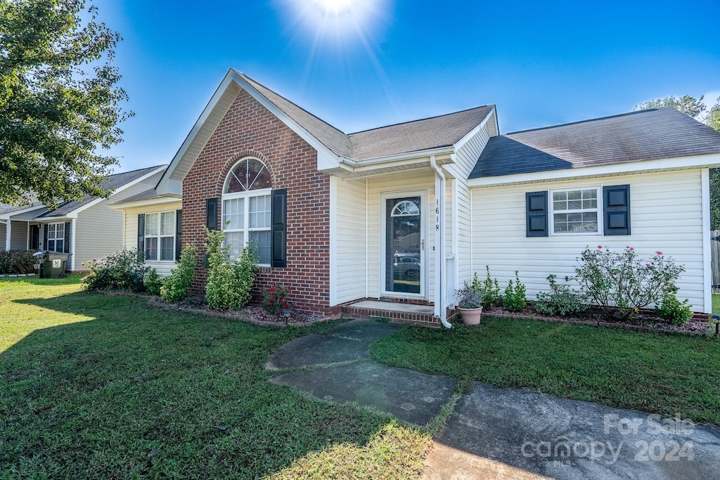 single story home with a front yard