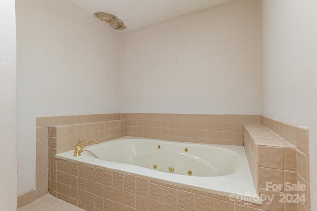 bathroom featuring tiled tub