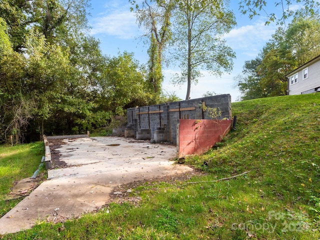 view of gate featuring a lawn