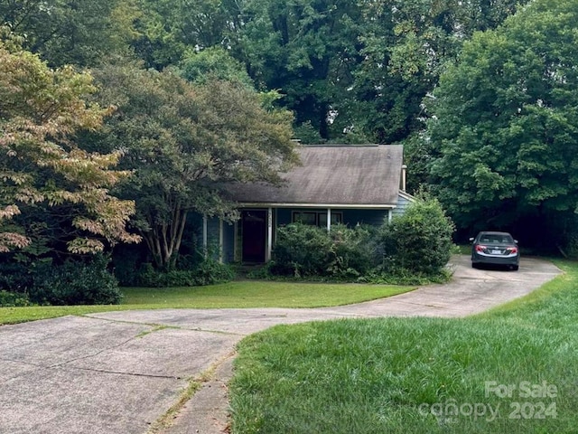 view of front of home with a front yard