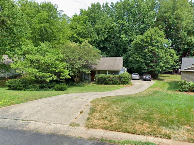 view of front of property featuring a front yard