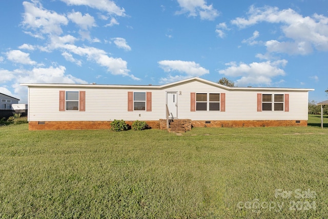 manufactured / mobile home featuring a front yard