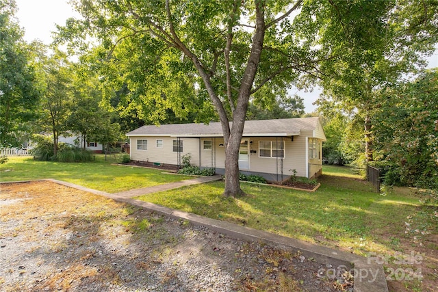 view of front of home featuring a front lawn