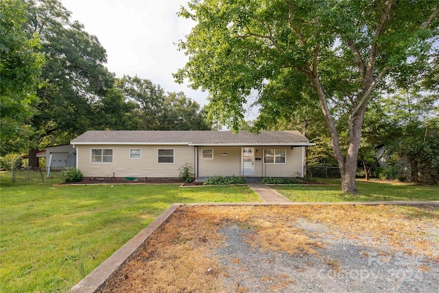 ranch-style home featuring a front lawn