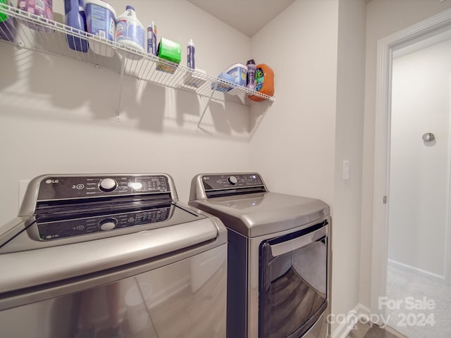 washroom with carpet flooring and independent washer and dryer