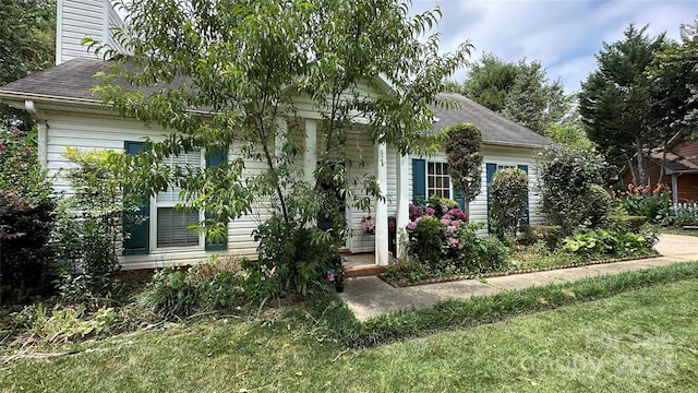 view of front of home featuring a front lawn