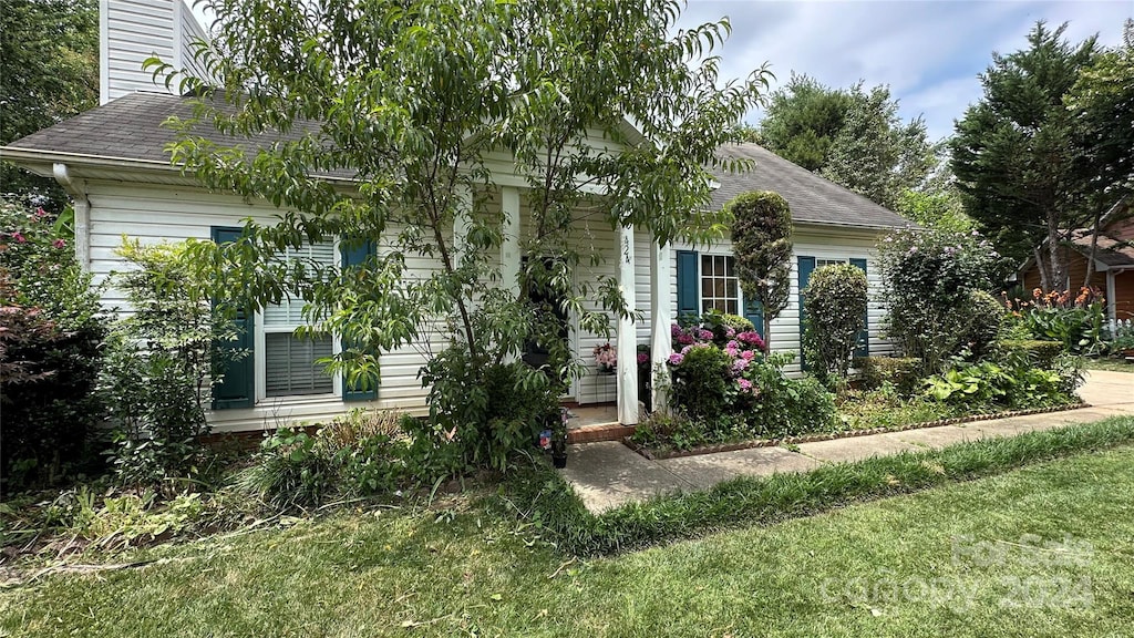 view of front of house featuring a front yard