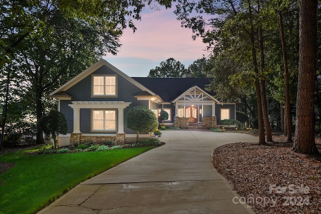 craftsman house featuring a yard