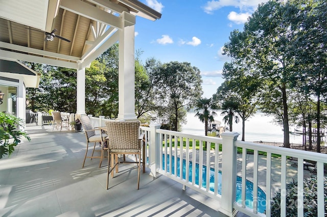 balcony featuring ceiling fan