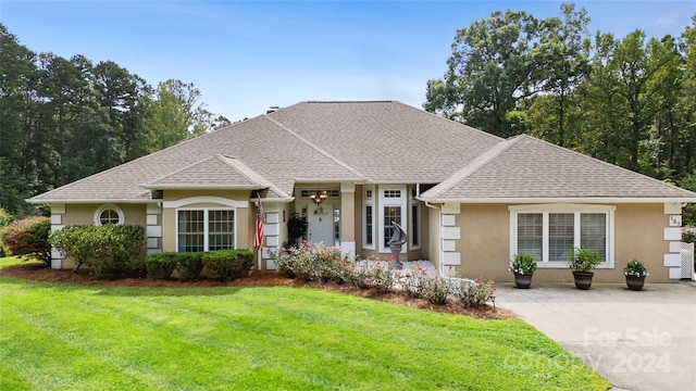 single story home featuring a front lawn