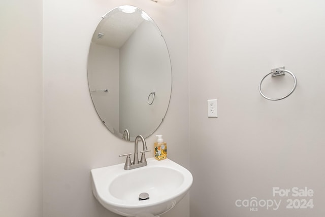 bathroom featuring sink