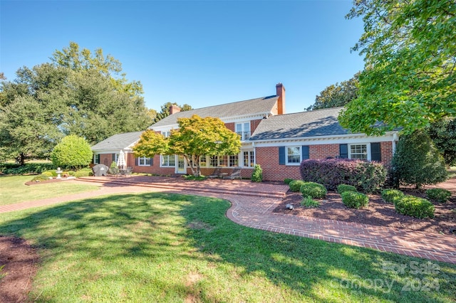 view of front of property with a front lawn