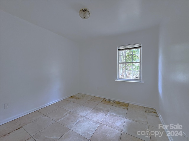 spare room with light tile patterned flooring