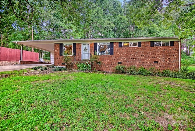 view of front of property featuring a carport and a front yard