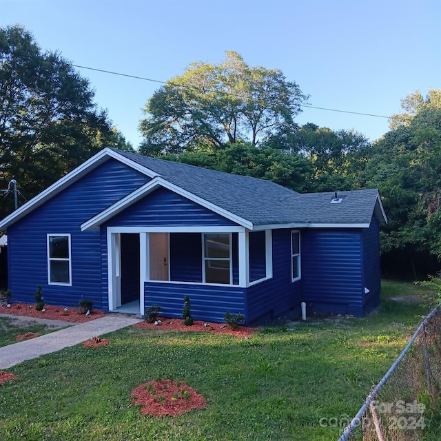 view of front of house with a front yard