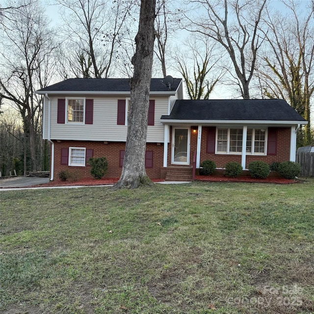 split level home featuring a front yard