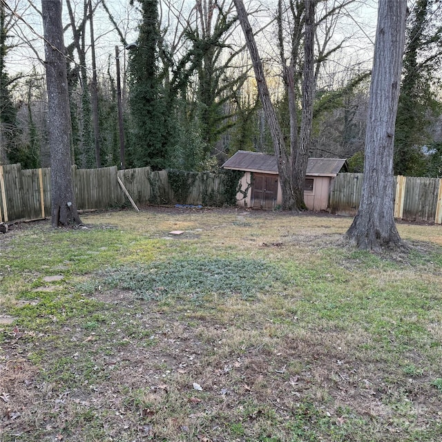 view of yard with an outbuilding